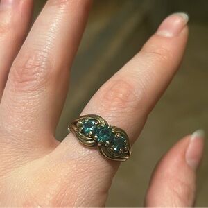 8k vintage ring with three green stones